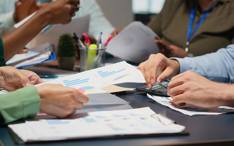gros plan sur une table de réunion avec des documents en consultation