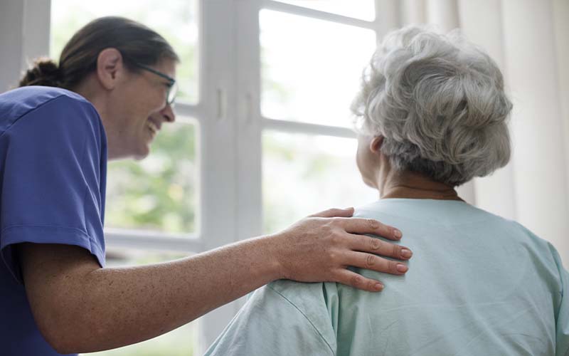 Soignant avec une personne âgée