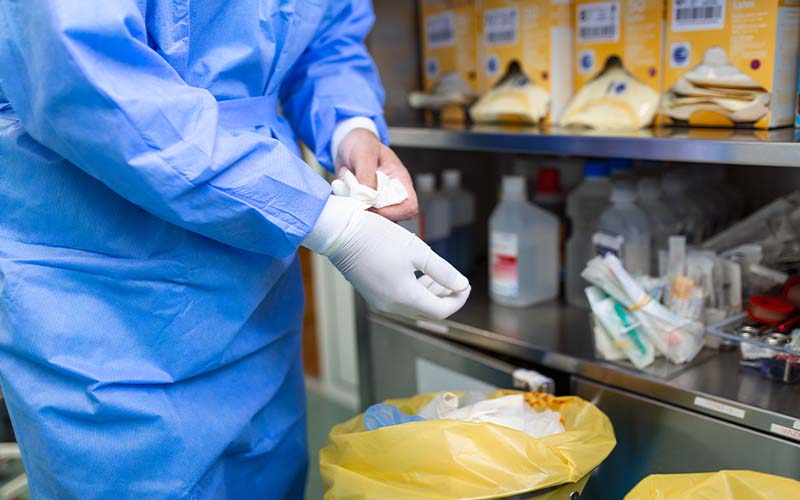 Infirmier traitant des déchets médicaux