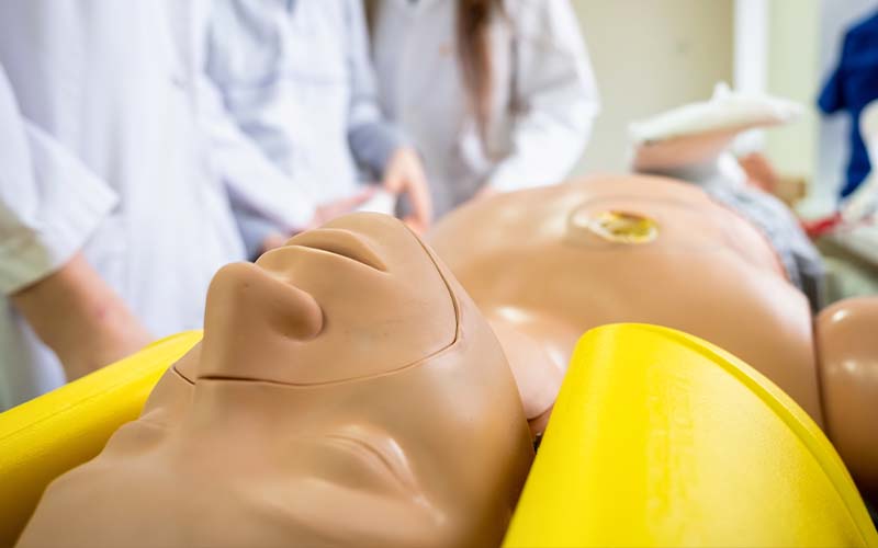 Gros plan sur un mannequin d'entrainement en réanimation