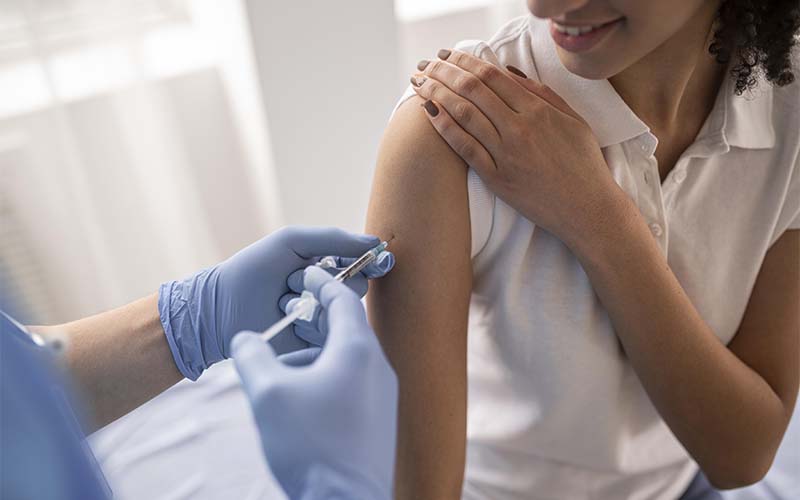 Femme se faisant vacciner