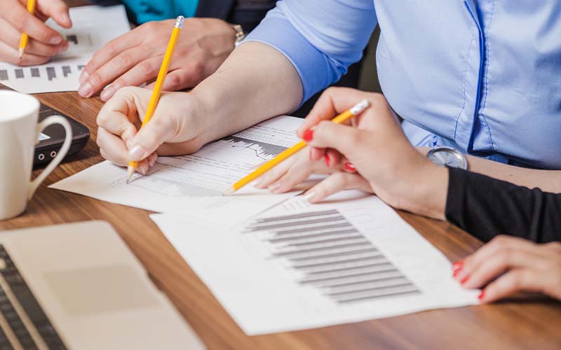 Personnes regardant des documents