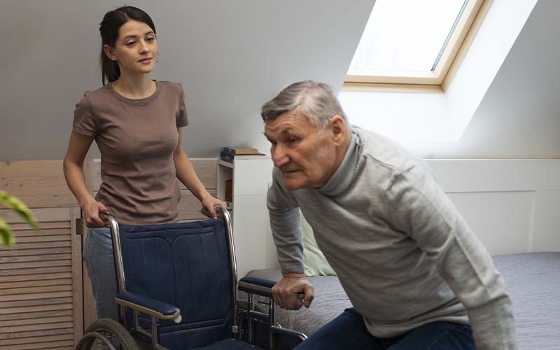 Personne âgée et fauteuil roulant