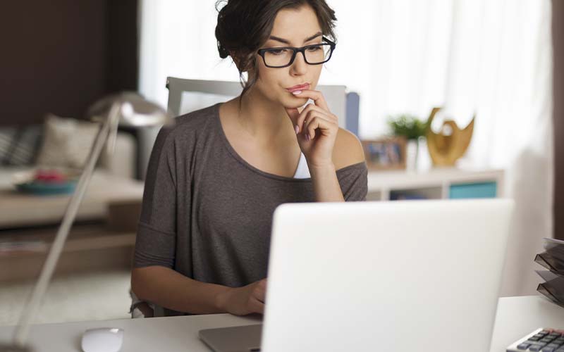 Femme devant un ordinateur