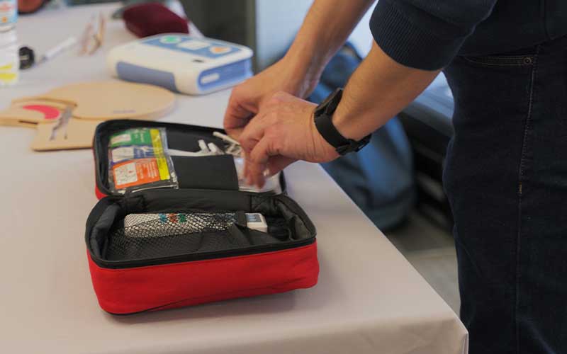 Gros plan sur les mains d'un formateur en action de formation AFGSU