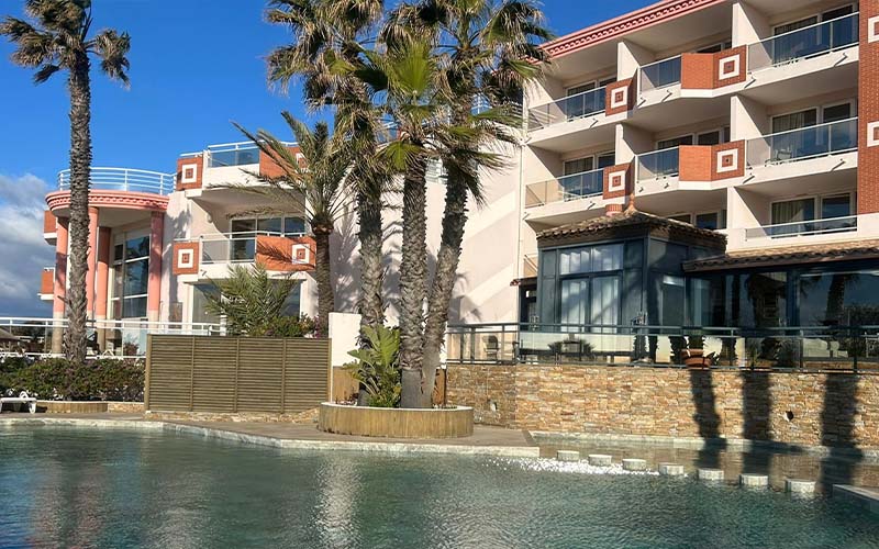 Hôtel avec piscine et palmier dans le sud de la France