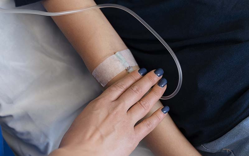 Gros plan sur une perfusion dans le bras d'un patient