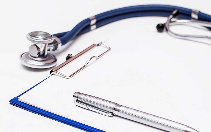 Stéthoscope et feuille de soin médicale