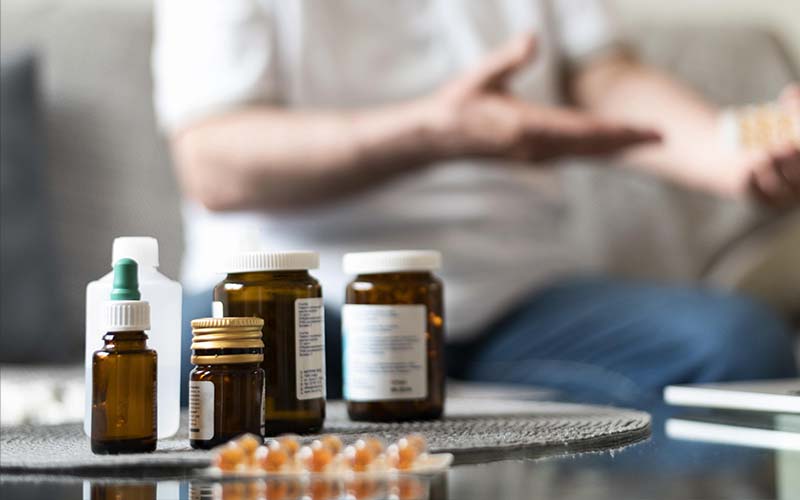 médicaments et traitement sur une table