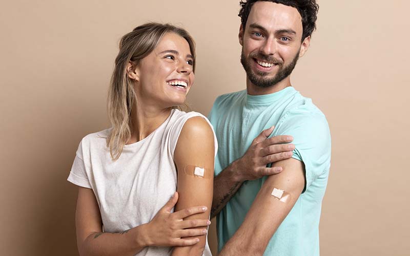 un couple souriant venant d'être vacciné