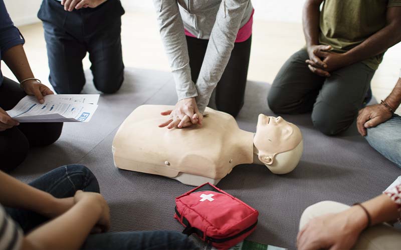 Infirmière faisant un massage cardiaque à un mannequin d'entrainement