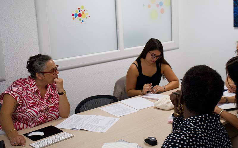 Plusieurs personnes autour d'une table avec des documents