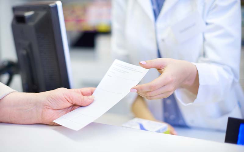 Patient tendant une ordonnance à un soignant